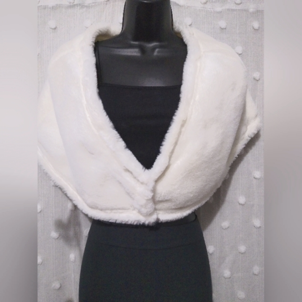 NWOT Faux fur capelet